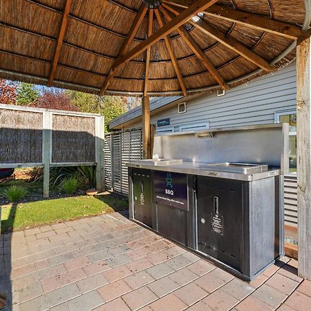 Tasman Holiday Parks - Te Anau Exteriér fotografie Outdoor kitchen