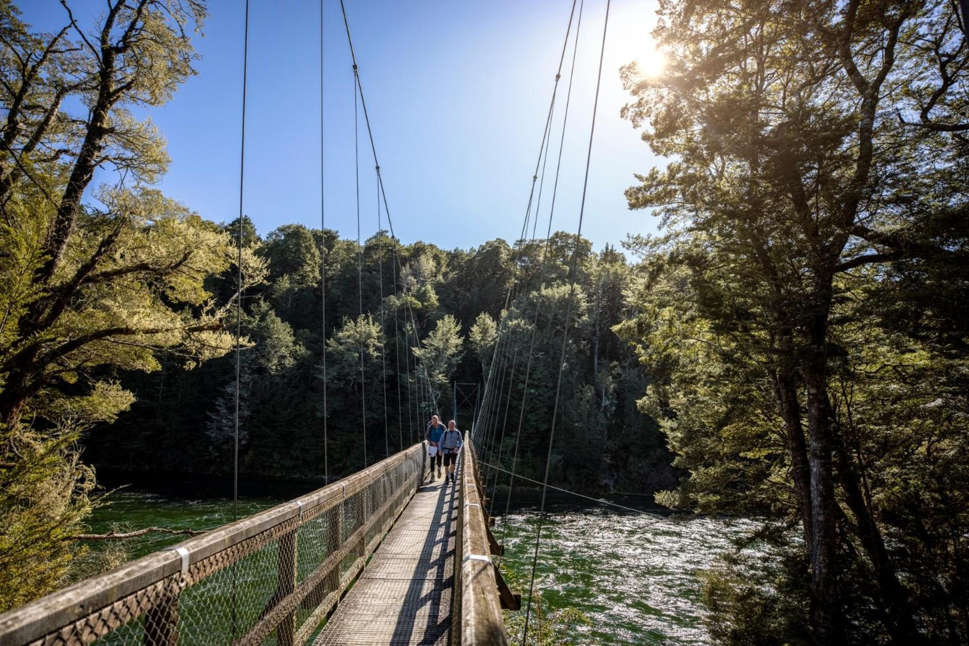 Tasman Holiday Parks - Te Anau Exteriér fotografie Swing bridge over the Heaphy River