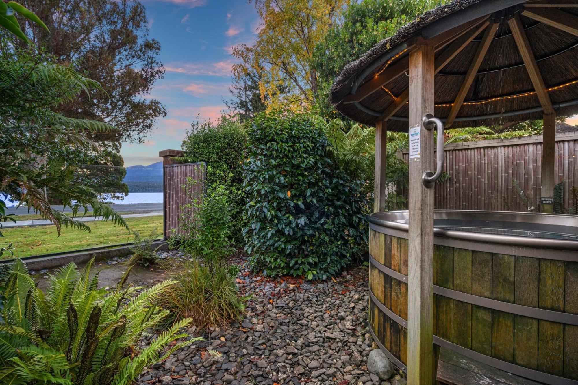 Tasman Holiday Parks - Te Anau Exteriér fotografie Hot Tub at the Lake