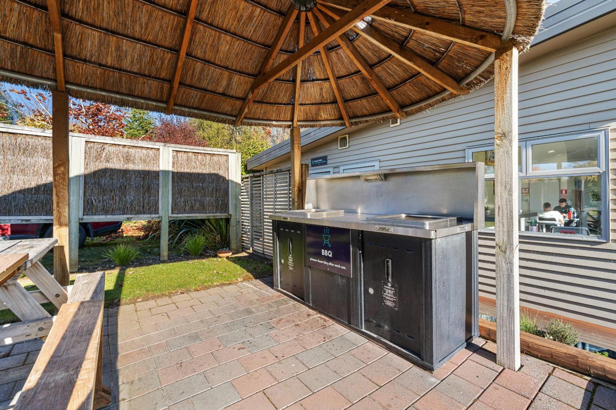 Tasman Holiday Parks - Te Anau Exteriér fotografie Outdoor kitchen