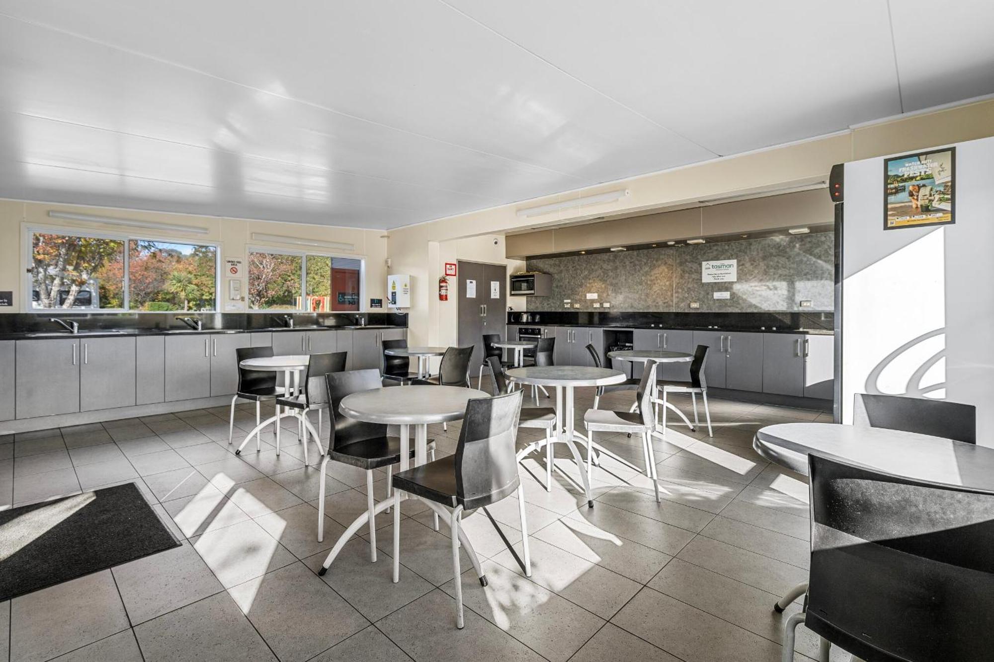 Tasman Holiday Parks - Te Anau Exteriér fotografie The interior of the lounge