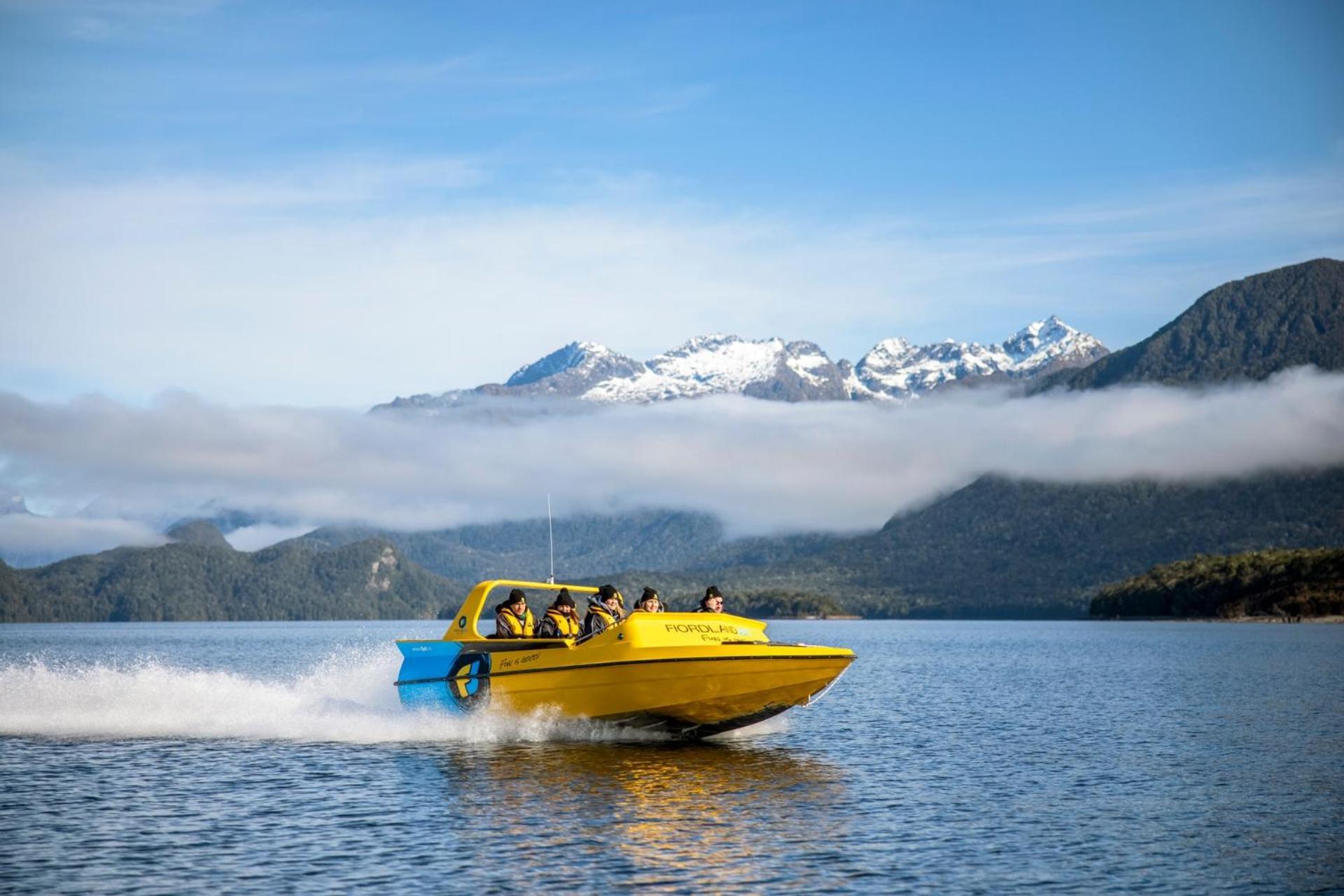Tasman Holiday Parks - Te Anau Exteriér fotografie Jet boat on Lake Te Anau