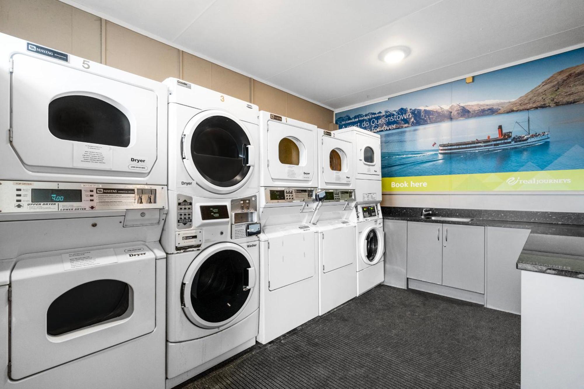 Tasman Holiday Parks - Te Anau Exteriér fotografie Laundry facilities at the University of Waikato's E H Whitmore House