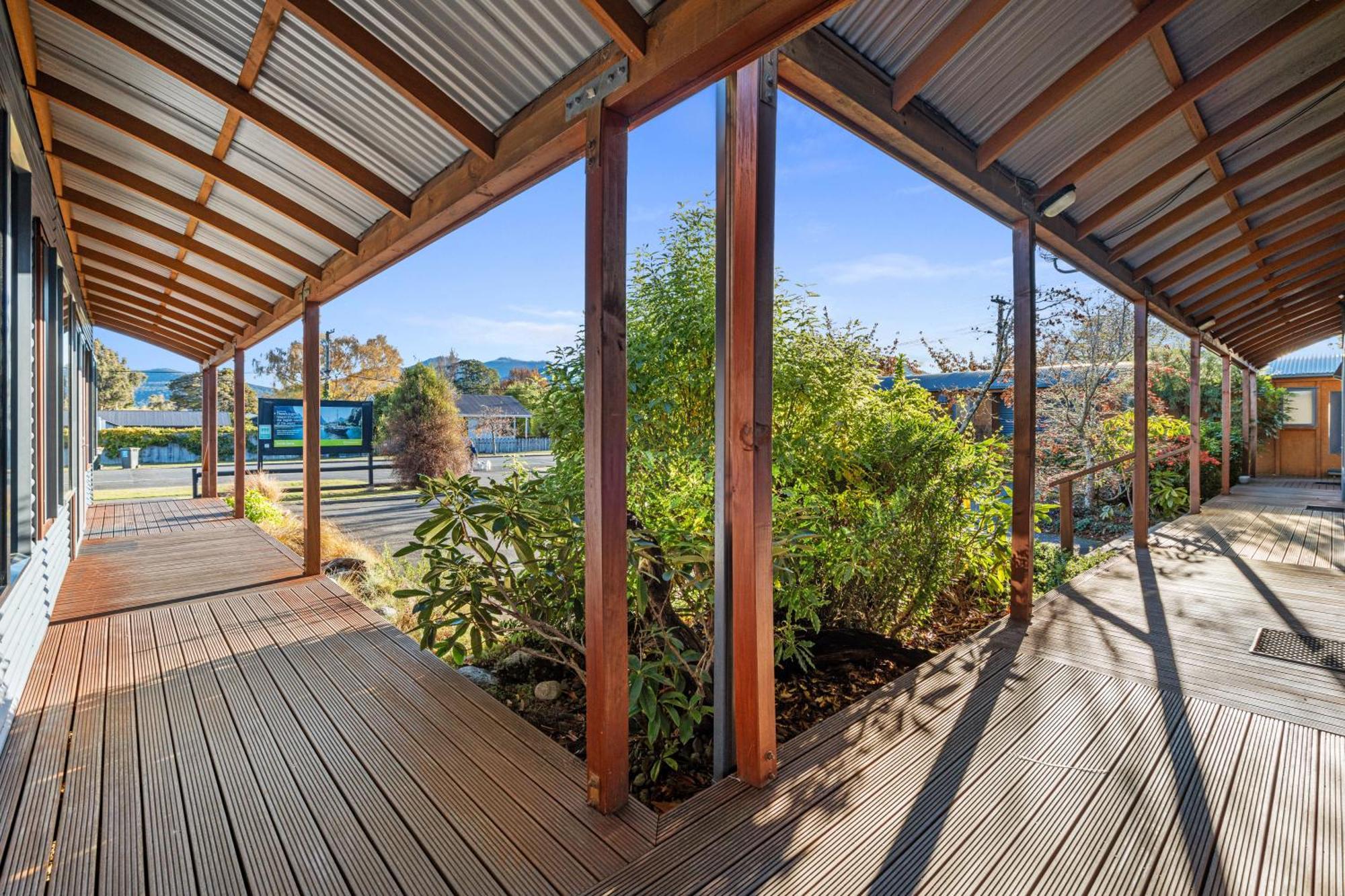 Tasman Holiday Parks - Te Anau Exteriér fotografie The deck at the front of the house