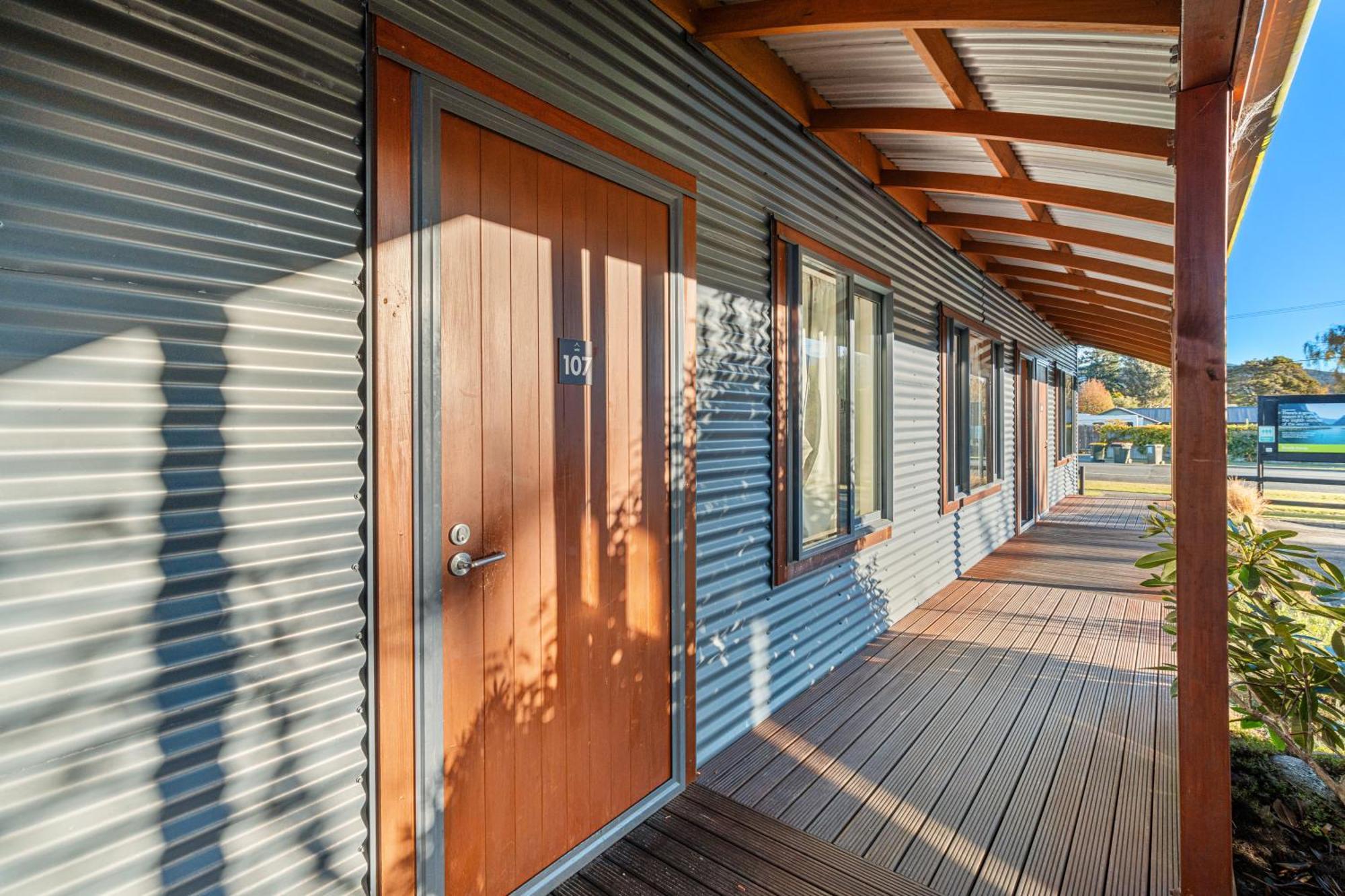 Tasman Holiday Parks - Te Anau Exteriér fotografie The exterior of a typical residential studio