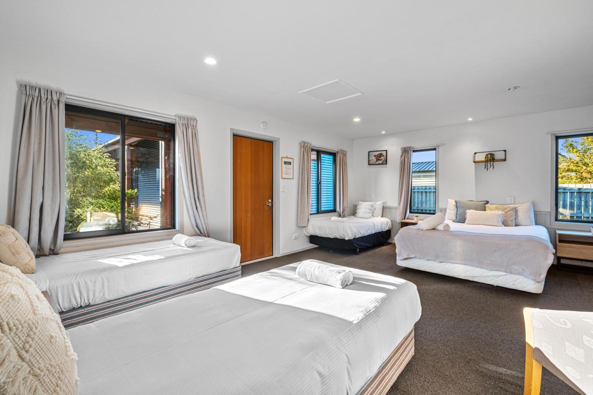 Tasman Holiday Parks - Te Anau Exteriér fotografie A typical motel room