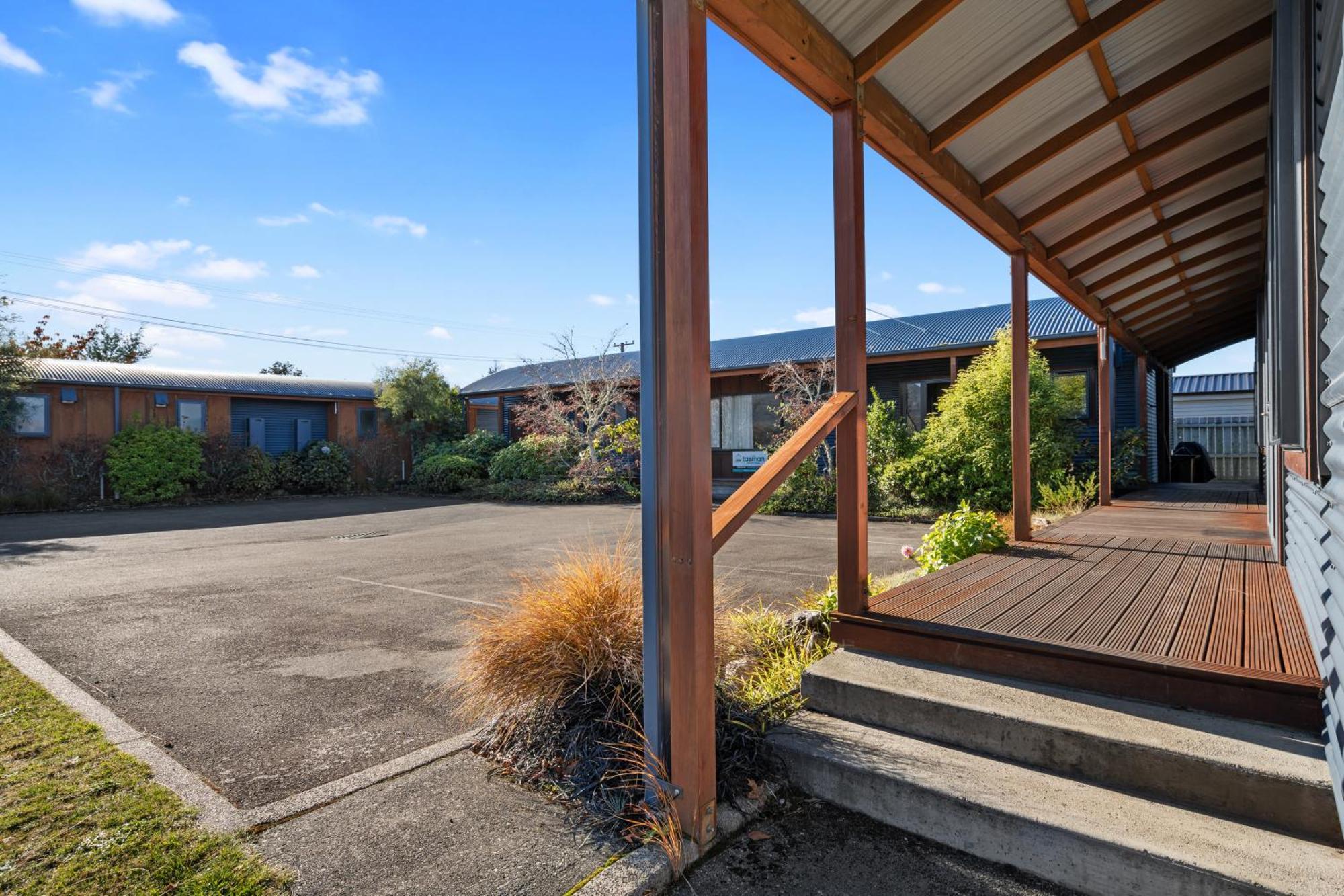 Tasman Holiday Parks - Te Anau Exteriér fotografie The entrance to the motel